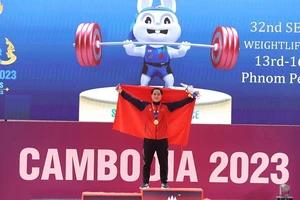 Nguyễn Quốc Toàn phá kỷ lục SEA Games, giành Huy chương Vàng môn Cử tạ hạng 89kg nam. (Ảnh: TTXVN)
