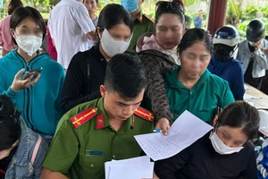 Lực lượng Công an huyện Thống Nhất hướng dẫn người dân trình báo.