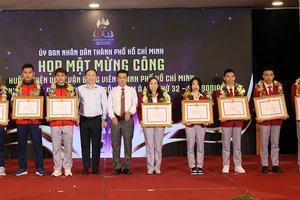 Lãnh đạo Ủy ban nhân dân Thành phố tặng Bằng khen cho các vận động viên đạt thành tích xuất sắc tại SEA Games 22.