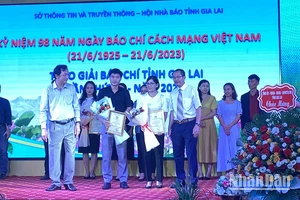 Trao giải thưởng cho các tác giả đạt giải cao, giải báo chí tỉnh Gia Lai năm 2023.