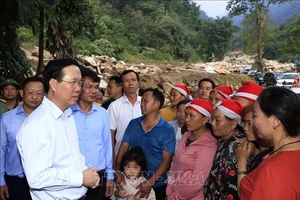 Chủ tịch nước Võ Văn Thưởng thăm hỏi, động viên nhân dân xã Liên Minh, thị xã Sa Pa, tỉnh Lào Cai. (Ảnh: TTXVN)