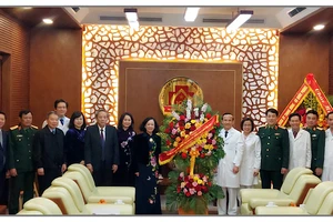 Đồng chí Trương Thị Mai tặng lẵng hoa chúc mừng các bác sĩ, nhân viên y tế Bệnh viện Trung ương Quân đội 108.