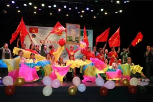 Tiết mục "Liên khúc giải phóng miền nam" của nhóm múa Hiệp hội người Việt Nam tại nước ngoài ở Macau. (Ảnh: Mạc Luyện/TTXVN)
