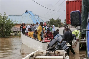 Người dân sơ tán khỏi vùng ngập lụt tại Rufiji, Tanzania ngày 17/4/2024. (Ảnh: AFP/TTXVN)