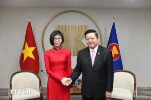 Đại sứ Tôn Thị Ngọc Hương và Tổng Thư ký ASEAN Kao Kim Hourn tại lễ trình Thư Ủy nhiệm. (Ảnh: TTXVN)