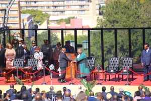 Chánh án Raymond Zondo chào mừng ông Ramaphosa và phu nhân tại buổi lễ nhậm chức hôm 19/6 tại Thủ đô Pretoria (Nam Phi). (Ảnh: TTXVN)