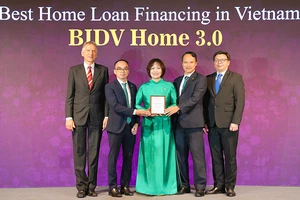 Đại diện BIDV nhận giải thưởng Sản phẩm vay nhà ở tốt nhất Việt Nam.
