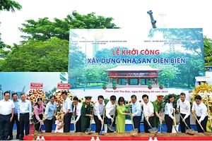 Đại diện lãnh đạo hai địa phương thực hiện nghi thức khởi công dự án nhà sàn Điện Biên. (Ảnh: NGUYỄN THỊNH)