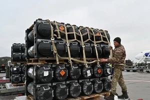 Lô tên lửa Javelins do Mỹ viện trợ được chuyển tới sân bay ở Kiev, Ukraine ngày 11/2/2022. (Ảnh: AFP/TTXVN)