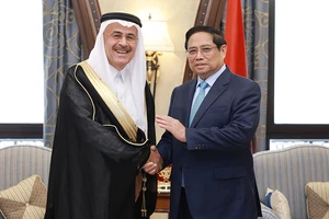 Thủ tướng Chính phủ Phạm Minh Chính và ông Amin Al-Nasser, Chủ tịch kiêm Tổng Giám đốc Tập đoàn dầu khí Saudi Arabia (Saudi Aramco). (Ảnh: Dương Giang/TTXVN)