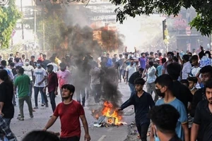 Người dân tham gia một cuộc biểu tình tại Dhaka, Bangladesh, ngày 18/7/2024. (Ảnh: Getty Images/TTXVN)