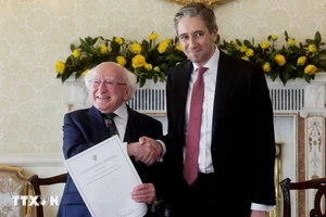 Tổng thống Ireland Michael D. Higgins (trái) và Thủ tướng Simon Harris tại Dublin, ngày 9/4/2024. (Ảnh: AFP/TTXVN)