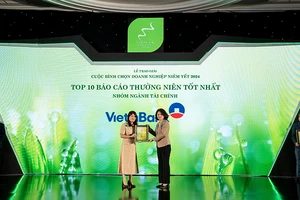 Bà Phạm Thị Thanh Hoài, thành viên Hội đồng quản trị VietinBank nhận giải thưởng “Top 10 Báo cáo thường niên tốt nhất nhóm ngành Tài chính”.