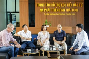 Cán bộ Trung tâm Hỗ trợ xúc tiến đầu tư và Phát triển tỉnh Thái Bình trao đổi với các doanh nghiệp nước ngoài đến tìm hiểu môi trường đầu tư tại tỉnh.