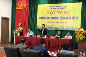 Lãnh đạo Ngân hàng nhà nước chi nhánh Hưng Yên trả lời một số ý kiến của doanh nghiệp tại Hội nghị.