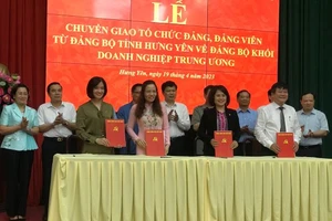 Ký biên bản bàn giao tổ chức đảng, đảng viên giữa Thường trực Đảng ủy Khối cơ quan-doanh nghiệp tỉnh Hưng Yên với lãnh đạo đảng ủy các ngân hàng thương mại nhà nước.