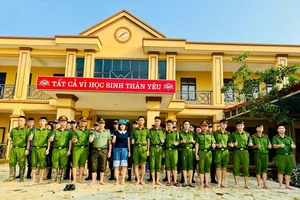 Công an tỉnh Hưng Yên ra quân dọn dẹp, vệ sinh môi trường.