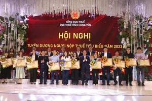 Tổng Cục Thuế, Ủy ban nhân dân tỉnh, Cục Thuế tỉnh Hưng Yên đã tuyên dương và trao Bằng khen, Giấy khen cho 152 doanh nghiệp, hộ kinh doanh tiêu biểu trong nộp thuế.