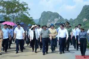 Thủ tướng Phạm Minh Chính đi kiểm tra hiện trường mặt bằng dự kiến xây dựng dự án Cơ sở 2 Bệnh viện Lão khoa Trung ương tại xã Khả Phong, huyện Kim Bảng, tỉnh Hà Nam.