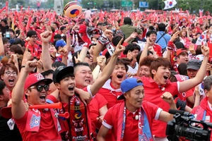 Người dân Hàn Quốc tập trung cổ vũ đội nhà tại đấu trường World Cup. (Ảnh: Reuters)