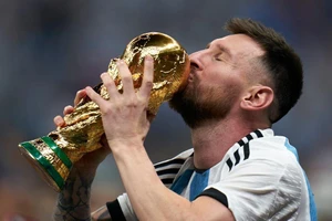 [Ảnh] Messi ẵm trọn cúp Vàng