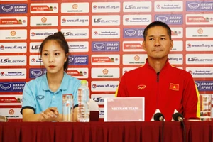 Đội trưởng U20 nữ Việt Nam Lê Thị Bảo Trâm và huấn luyện viên Akira Ijiri tại buổi họp báo. (Ảnh: VFF)