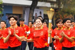 Các vận động viên tham gia Lễ rước đuốc tại SEA Games 32 tại Hà Nội. (Ảnh: NAM NGUYỄN)