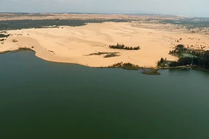 Hồ Bàu Bà và Đồi cát Trinh Nữ, thuộc danh thắng Bàu Trắng nổi tiếng của huyện Bắc Bình, tỉnh Bình Thuận nhìn từ trên cao.