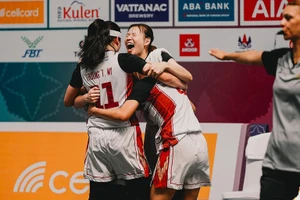 Đội tuyển bóng rổ nữ Việt Nam ăn mừng thành tích vào chung kết nội dung 3x3 tại SEA Games 32. 