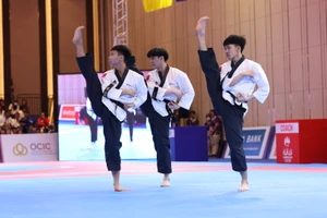 Phạm Quốc Việt, Nguyễn Thiên Phụng và Nguyễn Trọng Phúc mang về Huy chương Vàng Taekwondo. (Ảnh: Dương Thuật)