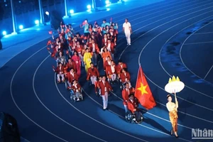 Đoàn Việt Nam diễu hành trên sân vận động. 