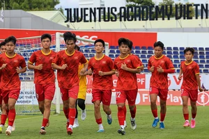 Đội tuyển U17 Việt Nam tích cực tập luyện tại sân vận động Bà Rịa-Vũng Tàu. (Ảnh: VFF)