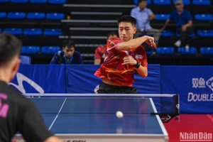Tay vợt Nguyễn Anh Tú (Hà Nội) thi đấu tại nội dung đồng đội nam. (Ảnh: DUY LINH)