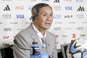 Huấn luyện viên Mai Đức Chung tại buổi họp báo trước trận gặp đội tuyển nữ Bồ Đào Nha. (Ảnh: VFF)