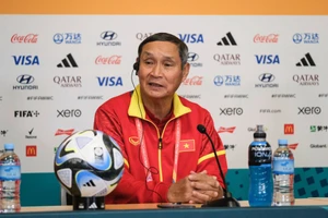 HLV Mai Đức Chung tại buổi họp trước trận đấu gặp đội tuyển nữ Hà Lan. (Ảnh: VFF)