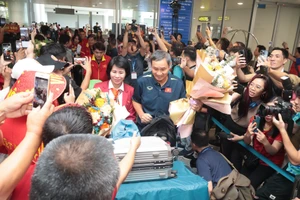 Rất đông người hâm mộ có mặt tại sân bay Nội Bài để chào đón đội tuyển nữ Việt Nam trở về. (Ảnh: TAM NINH)