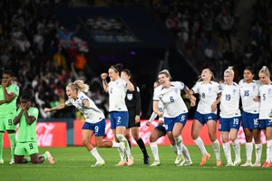 Các thành viên tuyển nữ Anh ăn mừng sau khi chiến thắng loạt sút luân lưu. (Ảnh: Reuters)