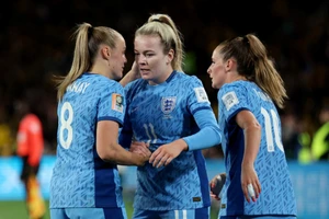 Đội tuyển nữ Anh ăn mừng bàn thắng gia tăng cách biệt. (Ảnh: Reuters)