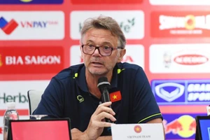 Huấn luyện viên Philippe Troussier phát biểu tại buổi họp báo. (Ảnh: VFF)