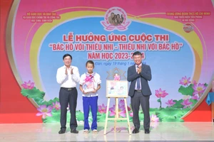 Các đại biểu trao giải cuộc thi vẽ tranh tại chỗ hưởng ứng cuộc thi. 