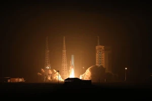 Tên lửa đẩy 2 tầng Simorgh mang theo 3 vệ tinh rời bệ phóng tại địa điểm không xác định ở Iran ngày 28/1/2024. Nguồn: AFP/TTXVN