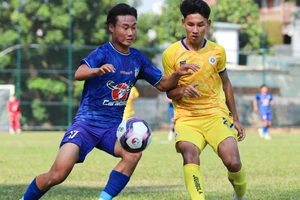 U19 Hà Nội (áo vàng) và U19 LPBank Hoàng Anh Gia Lai có trận mở màn đầy kịch tính. 