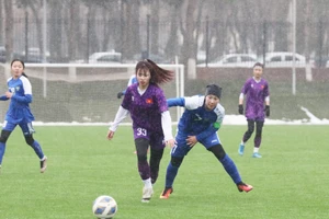 Đội tuyển U20 nữ Việt Nam cầm hoà chủ nhà U20 Uzbekistan dưới mưa tuyết. (Ảnh: VFF)