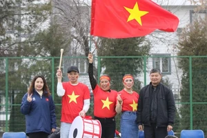 Các cổ động viên Việt Nam tại Tashkent (Uzbekistan) tới cổ vũ trận đấu tập giữa đội tuyển U20 nữ Việt Nam gặp U20 nữ Uzbekistan. (Ảnh: VFF)