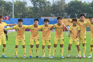 Các cầu thủ U19 Hà Nội ăn mừng chiến thắng chung cuộc. (Ảnh: VFF)