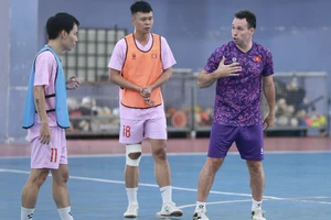 Huấn luyện viên Diego Giustozzi cùng các thành viên đội tuyển futsal Việt Nam. (Ảnh: VFF)