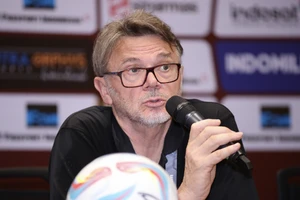 Huấn luyện viên Philippe Troussier trả lời họp báo sau trận thua 0-1 trước Indonesia. (Ảnh: VFF)