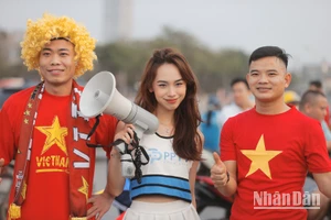 [Ảnh] Người hâm mộ sẵn sàng "tiếp lửa" cho đội tuyển Việt Nam
