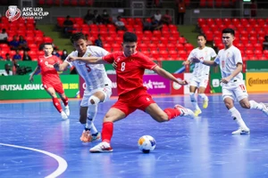 Minh Quảng (số 8) ghi bàn cho futsal Việt Nam. (Ảnh AFC)
