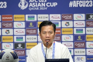 HLV Hoàng Anh Tuấn tại buổi họp báo sau trận đấu tối 20/4. (Ảnh: VFF)